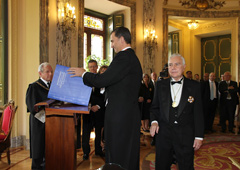 El Príncipe Felipe abriendo el libro conmemorativo de Thomson Reuters Aranzadi sobre el 200 aniversario del TS