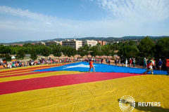 El porqué del procés Varias personas sobre una gigantesca bandera independentista en Sant Cugat del Valles, cerca de Barcelona, el 8 de julio de 2017
