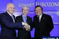 La UE acuerda ampliar los poderes del fondo de rescate Imagen del primer ministro griego, Georgios Papandreu (izq.), el presidente del Consejo Europeo, Herman Van Rompuy (centro), y el presidente de la Comisión Europea, José Manuel Durao Barroso (dcha.), estrechándose la mano tras una rueda de prensa conjunta