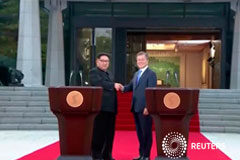 Ambas Coreas acuerdan buscar la «completa desnuclearización» de la península coreana El presidente surcoreano, Moon Jae-in, y el líder norcoreano, Kim Jong Un, se saludan en Panmunjom (Corea del Sur) el 27 de abril de 2018