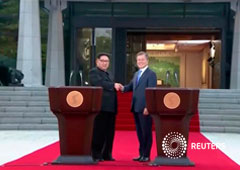 El presidente surcoreano, Moon Jae-in, y el líder norcoreano, Kim Jong Un, se saludan en Panmunjom (Corea del Sur) el 27 de abril de 2018