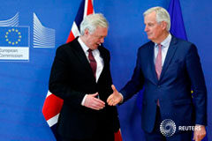 La UE y el Reino Unido alcanzan un acuerdo sobre el periodo de transición del Brexit El secretario británico para el Bexit David Davis y el negociador de la UE, Michel Barnier, posan antes de una reunión en Bruselas, 19 de marzo de 2018