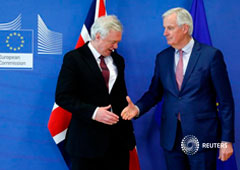 El secretario británico para el Bexit David Davis y el negociador de la UE, Michel Barnier, posan antes de una reunión en Bruselas, 19 de marzo de 2018