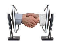 Los contratos a distancia: validez del consentimiento en los acuerdos electrónicos Apretón de dos manos que salen de una pantalla de ordenador