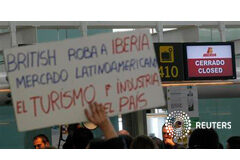 La mayoría sindical de Iberia acepta la propuesta del mediador Un trabajador sostiene un cartel de protesta frente a un mostrador de facturación cerrado durante una huelga del personal de Iberia en la Terminal 1 de Barcelona, el 8 de marzo de 2013