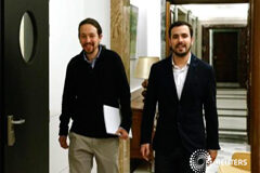 Podemos e IU alcanzan un acuerdo electoral para el 26-J Los líderes de Podemos, Pablo Iglesias (I) e Izquierda Unida, Alberto Garzón, llegan para una conferencia de prensa en el Congreso, el 18 de febrero de 2016