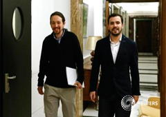 Los líderes de Podemos, Pablo Iglesias (I) e Izquierda Unida, Alberto Garzón, llegan para una conferencia de prensa en el Congreso, el 18 de febrero de 2016