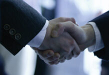 Cuentas en Participación: ¿Qué son las Cuentas en Participación? ¿Y qué ventajas o problemas puede suponer? Dos personas dandose la mano