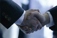 El acto de conciliación en la jurisdicción civil Dos personas dandose la mano