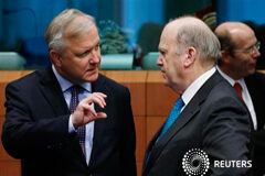 La Unión Europea acuerda proteger siempre a los pequeños ahorradores El comisario europeo de Asuntos Económicos y Monetarios, Olli Rehn talks, habla con el ministro de Finanzas irlandés, Michael Noonan (D), durante una reunión de ministros de Finanzas de la zona euro en Bruselsa, el 13 de mayo de 2013