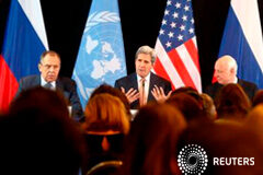 Las grandes potencias acuerdan plan para «cese de hostilidades» en Siria De izquierda a derecha, el ministro de Exteriores ruso Sergei Lavrov, el secretario de Estado estadounidense, John Kerry, y el enviado especial de la ONU, Staffan de Mistura, durante una rueda de prensa en Múnich, Alemania, el 12 de febrero de 2016