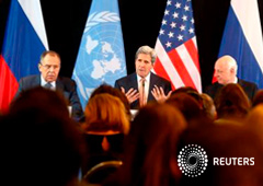 De izquierda a derecha, el ministro de Exteriores ruso Sergei Lavrov, el secretario de Estado estadounidense, John Kerry, y el enviado especial de la ONU, Staffan de Mistura, durante una rueda de prensa en Múnich, Alemania, el 12 de febrero de 2016