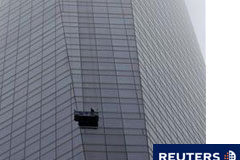 Trabajo logra un principio de acuerdo en el diálogo social Imagen de unos trabajadores limpiando los cristales de la Torre de Cristal en Madrid el 27 de enero.