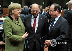 Imagen de la canciller alemana, Angela Merkel (izq.), el presidente del Parlamento Europeo, Martin Schulz (centro) y el presidente francés, François Hollande (dcha.), en el Consejo Europeo en Bruselas el 7 de febrero