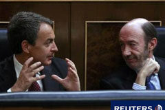 Los socialistas, preparados para un adelanto electoral El presidente del Gobierno, José Luis Rodríguez Zapatero, mira a su vicepresidente, Alfredo Pérez Rubalcaba, el 8 de junio de 2011 en Madrid.