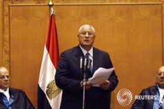 El responsable del Constitucional, nuevo presidente interino de Egipto Adli Mansur (centro) en la ceremonia de asunción de poder celebrada el 4 de abril en El Cairo