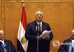 Adli Mansur (centro) en la ceremonia de asunción de poder celebrada el 4 de abril en El Cairo
