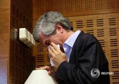 Adolfo Suárez Illana llora tras comunicar el estado de salud de su padre a los periodistas, en Madrid, el 21 de marzo de 2014
