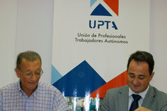 Fomentando el arbitraje para los Autónomos Javier Íscar y Sebastián Reyna firmando el acuerdo