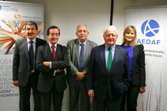 Thomson Reuters y AEDAF alcanzan un acuerdo de colaboración De izda. a dcha.: Carlos Gaona, Carlos Martos, Eduardo Luque,Javier Moscoso del Prado y Marta González