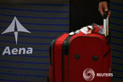 El Gobierno español aprueba la salida a bolsa de Aena Pasajero en la Terminal 4 del aeropuerto Adolfo Suarez Barajas de Madrid el 6 de noviembre de 2014