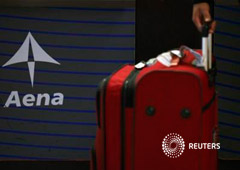 Pasajero en la Terminal 4 del aeropuerto Adolfo Suarez Barajas de Madrid el 6 de noviembre de 2014