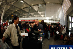 Los afectados exigirán a AENA 10.000 euros de daño moral por perjudicado Pasajeros esperando en el aeropuerto Pablo Ruiz Picasso de Málaga, sur de España, después de los vuelos fueron cancelados debido a una huelga masiva de los controladores de tráfico aéreo 04 de diciembre 2010