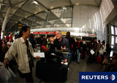 Pasajeros esperando en el aeropuerto Pablo Ruiz Picasso de Málaga, sur de España, después de los vuelos fueron cancelados debido a una huelga masiva de los controladores de tráfico aéreo 04 de diciembre 2010