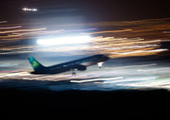 Un avión volando de noche.