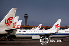 China prohíbe a sus aerolíneas unirse al plan de CO2 de la UE Un trabajador del aeropuerto inspecciona el transporte de menores de los aviones de Air China mientras están estacionados en el edificio de la terminal de internacional del aeropuerto de Beijing febrero 6, 2012. El gobierno chino dijo el lunes que ha proh