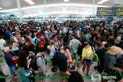 La Guardia Civil asumirá el control de accesos en el aeropuerto de Barcelona Imagen de largas colas en la zona de control del aeropuerto de El Prat en Barcelona, tomada el 4 de agosto de 2017