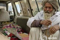 La muerte de 16 civiles afganos complica un pacto clave con EEUU Un anciano afgano junto a los cadáveres de personas muertas en Kandahar