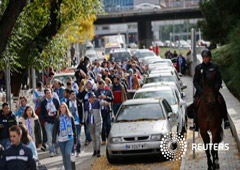 Un policía a caballo escolta a los aficionados del Deportivo al término del partido disputado en Madrid el 30 de noviembre de 2014