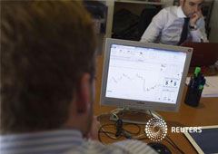 Un agente mira una pantalla durante una subasta de bonos