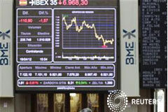 El Ibex-35 abre mixto; prima de riesgo supera el nivel crítico un agente mirando el índice del Ibex 35 en la Bolsa de Madrid