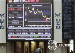 un agente mirando el índice del Ibex 35 en la Bolsa de Madrid