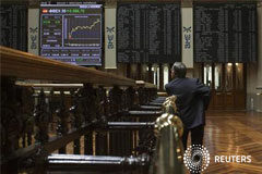 El Ibex mantiene el tono favorable pese al BCE Un agente bursátil en Madrid