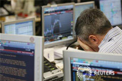 Los CDS españoles a 5 años, a nuevo máximo de 579 puntos básicos En la imagen, un agente frente a las pantallas el 19 de abril de 2012.