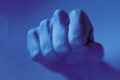 El Supremo eleva de falta a delito una agresión que precisó de puntos de aproximación para su cura Un puño cerrado sobre un fondo azul