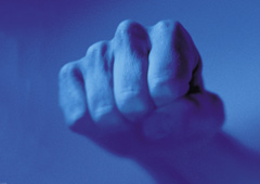 Un puño cerrado sobre un fondo azul