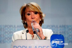 Aguirre dimite como líder del PP en Madrid tras reciente escándalo corrupción Aguirre bebe agua durante un discurso en la sede del PP en Madrid, el 24 de mayo de 2015