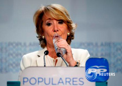 Aguirre bebe agua durante un discurso en la sede del PP en Madrid, el 24 de mayo de 2015