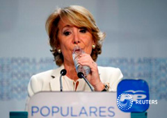 Aguirre bebe agua durante un discurso en la sede del PP en Madrid, el 24 de mayo de 2015 Aguirre bebe agua durante un discurso en la sede del PP en Madrid, el 24 de mayo de 2015