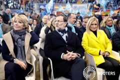 Cristina Cifuentes presidirá gestora de PP madrileño tras dimisión de Aguirre El presidente español en funciones, Mariano Rajoy (centro), flanqueado por Cifuentes (dcha) y Aguirre (izq) durante un mitin electoral en Las Rozas, Madrid, el 13 de diciembre de 2015