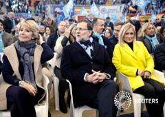 El presidente español en funciones, Mariano Rajoy (centro), flanqueado por Cifuentes (dcha) y Aguirre (izq) durante un mitin electoral en Las Rozas, Madrid, el 13 de diciembre de 2015