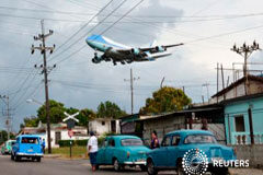 Obama pone fin a política migratoria especial de EEUU para los cubanos El Air Force One con el presidente estadounidense Obama y su familia a bordo acercándose al aeropuerto de Habana el 20 d emarzo de 2016