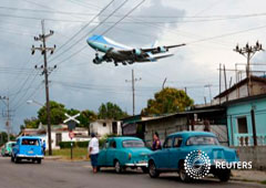 El Air Force One con el presidente estadounidense Obama y su familia a bordo acercándose al aeropuerto de Habana el 20 d emarzo de 2016