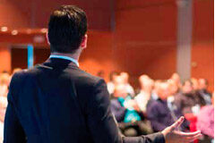 Análisis jurídico de la figura del presidente de la junta general de las sociedades de capital Hombre hablando en público