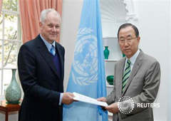Ake Sellstrom (I), jefe del equipo de armas químicas que trabaja en Siria, entrega un informe el 21 de agosto de 2013 sobre la masacre de Al-Ghuta al secretario general de Naciones Unidas Ban Ki-moon, en Nueva York, en esta imagen cedida por Naciones Unid
