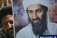 Al Qaeda confirma la muerte de Bin Laden Un seguidor del partiro paquistaní Jamiat-e-ulema-e-Islam sujeta una imagen de Bin Laden durante una manifestación anti-EEUU en las afueras de Quetta el 6 de mayo de 2011.
